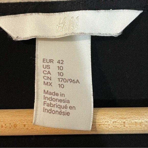 H&M 3/4 tie sleeve, tunic dress. V-neck, mid length. Women’s size 10 - Picture 3 of 6